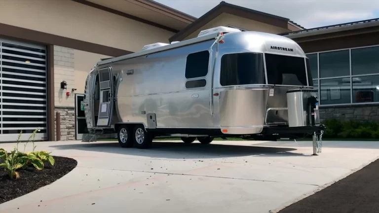 Experimente la libertad con la caravana Airstream Flying Cloud